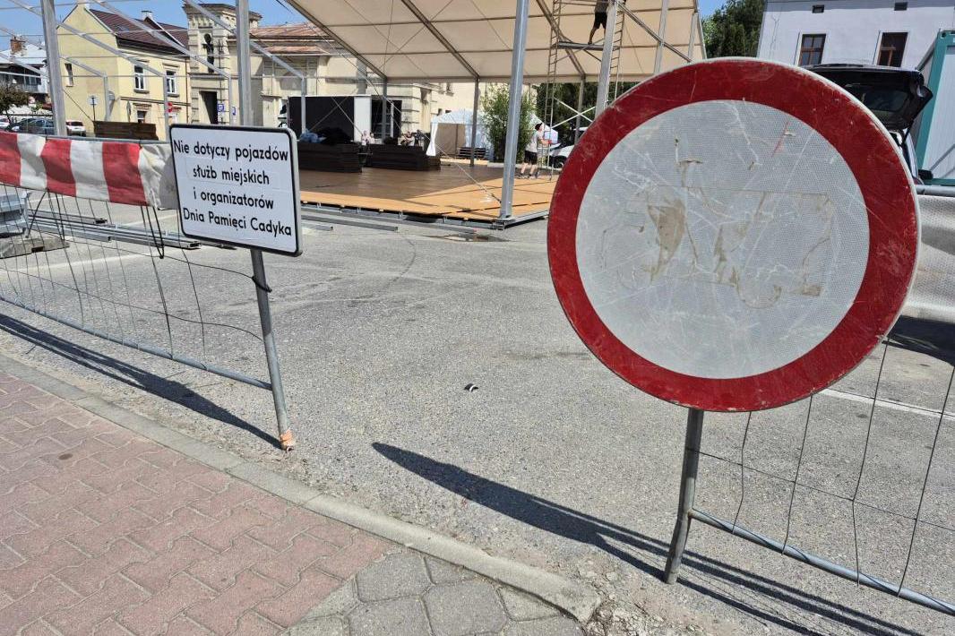 Chasydzi pielgrzymują do grobu cadyka. Utrudnienia w Nowym Sączu