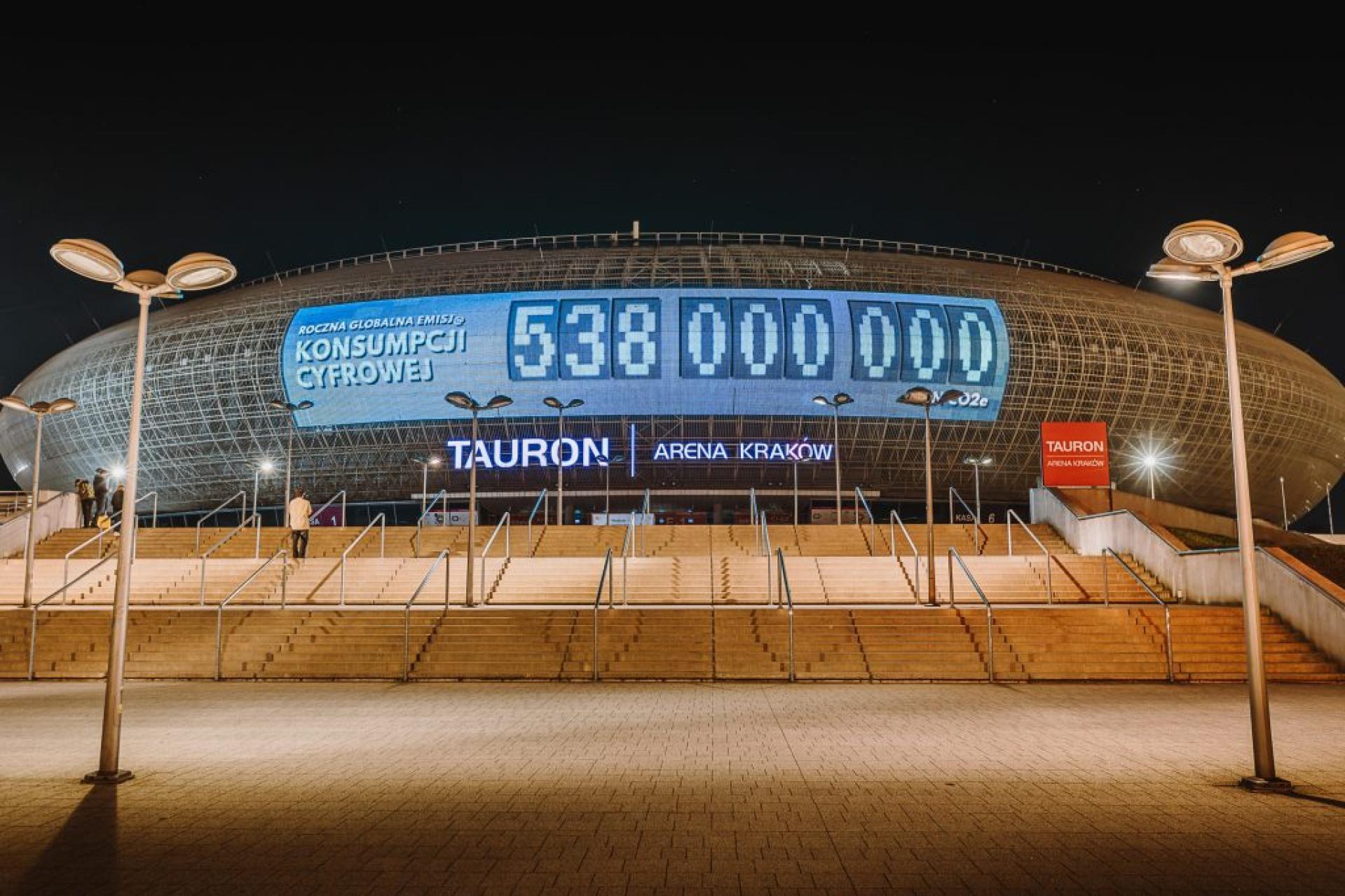 Jak wysyłanie maili wpływa na środowisko? Tego dowiemy się z elewacji Tauron Areny