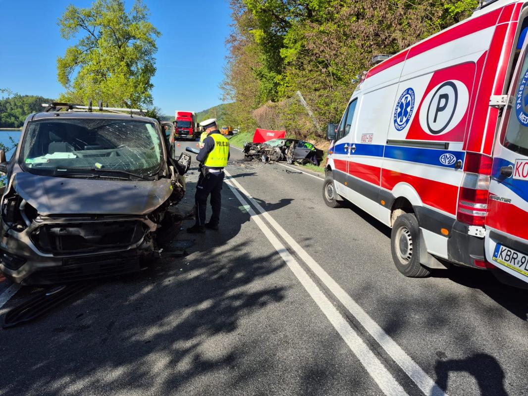 Groźny wypadek w Czchowie: jest ofiara śmiertelna, pięć osób poszkodowanych. Droga jest już przejezdna