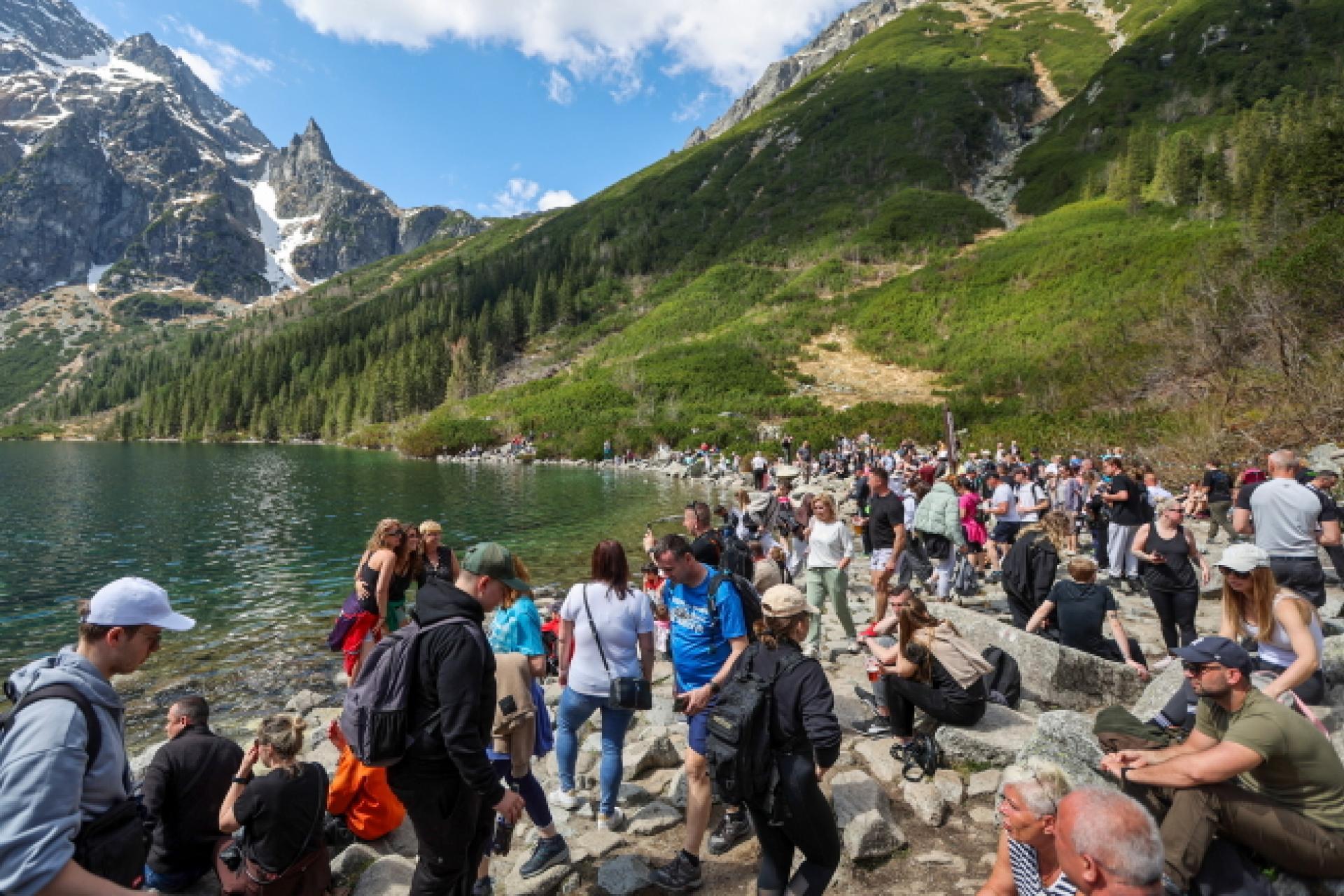 Policjanci apelują o rozwagę na szlakach. Wystarczyła chwila nieuwagi i dziecko zniknęło w tłumie