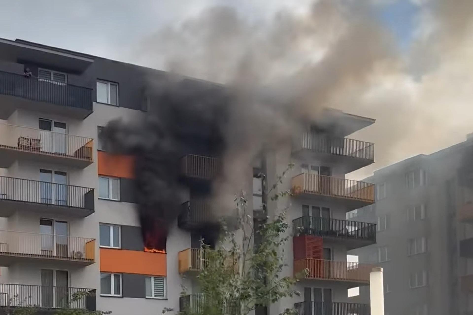 Pożar mieszkania w Krakowie, dwie osoby trafiły do szpitala