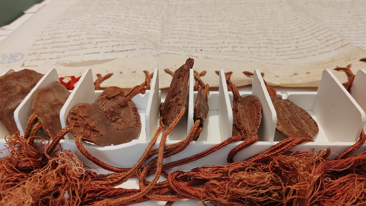 Najdłuższe konklawe trwało dokładnie 33 miesiące i była najdłuższą elekcją papieską w historii. Zakończyła się wyborem Grzegorza X i to właśnie on ogłosił konstytucję Ubi Periculum, która na zakończenie Soboru Lyońskiego II po raz pierwszy wprowadziła termin „konklawe”. Ten ważny dokument sprzed ponad siedmiu wieków stanowi również podstawę Konstytucji ogłozonej przez Jana Pawła II - Universi Dominici gregis – obowiązującego dziś prawa dotyczącego wyboru Następcy Piotra. Jest przechowywany w Watykańskim Archiwum Apostolskim wraz z ośmioma zatwierdzeniami opatrzonymi pieczęciami ojców soborowych. Są to egzemplarze o dużym formacie, dobrze zachowane, opatrzone pieczęciami biskupów z Francji, Anglii, Irlandii, Szkocji, Hiszpanii, Włoch, patriarchów Konstantynopola, Antiochii, Grado oraz trzech opatów zakonów: cystersów, kluniatów i norbertanów. (Źródło: Vatican News)