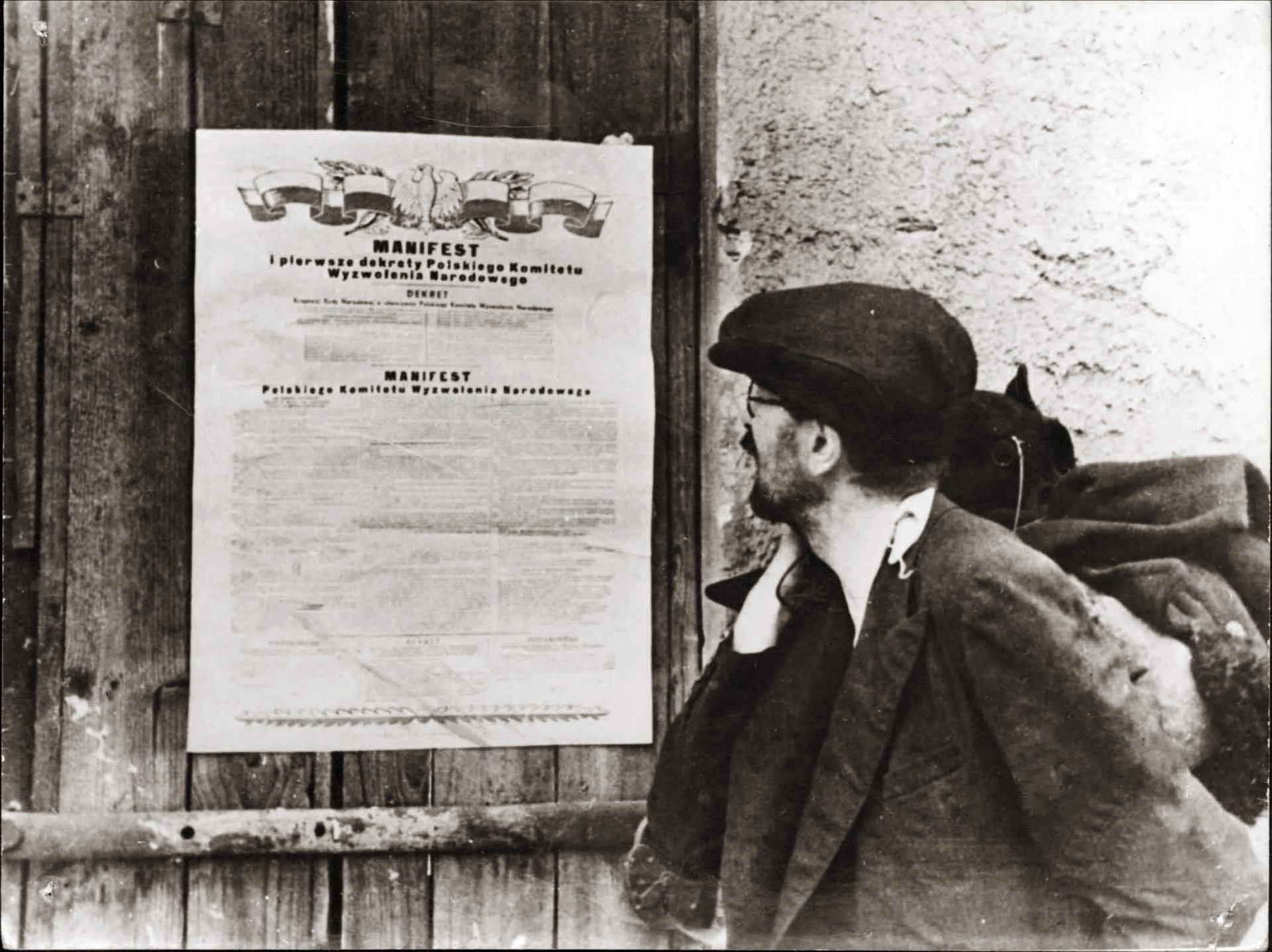 Zdjęcie czytającego plakat manifestu PKWN / wikipedia