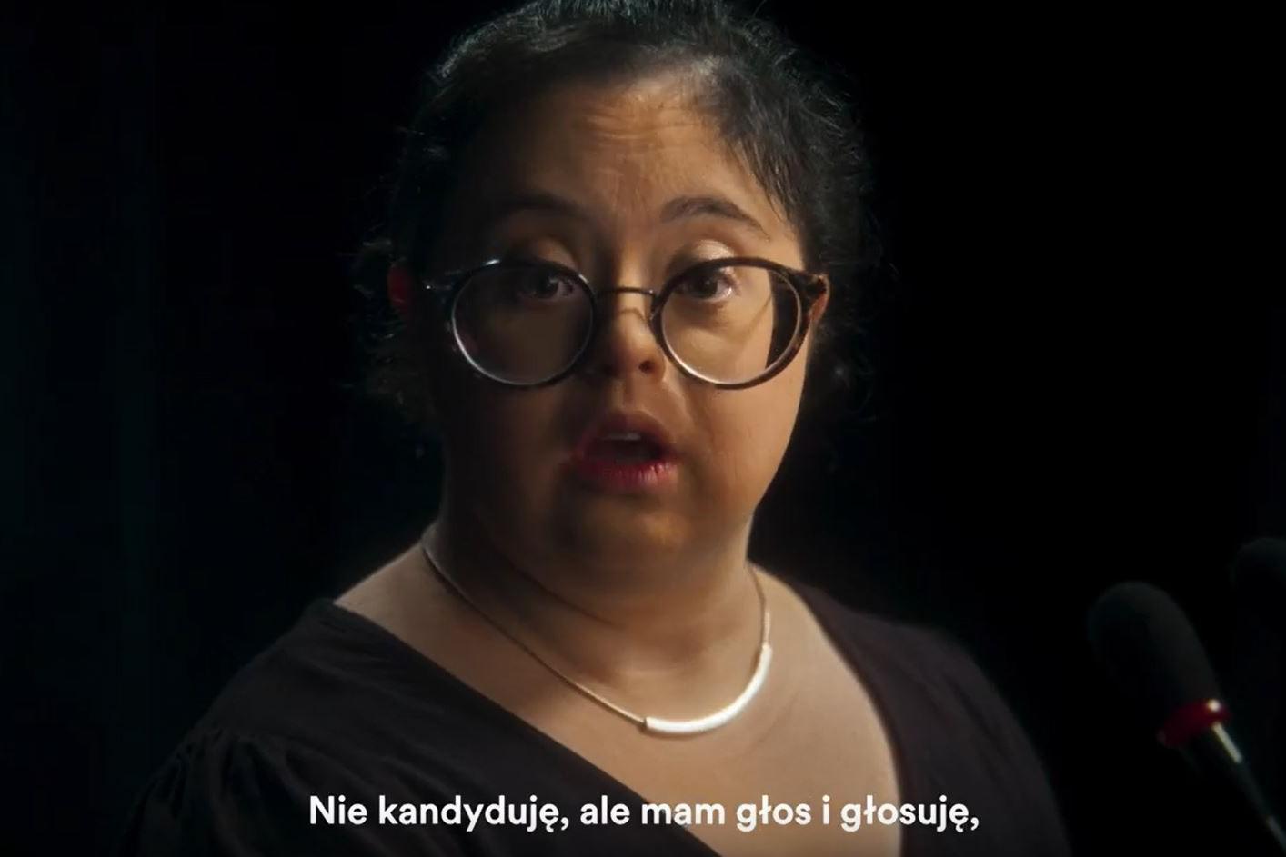 Zdjęcie ze spotu https://www.youtube.com/watch?v=ofw4A5z05jE