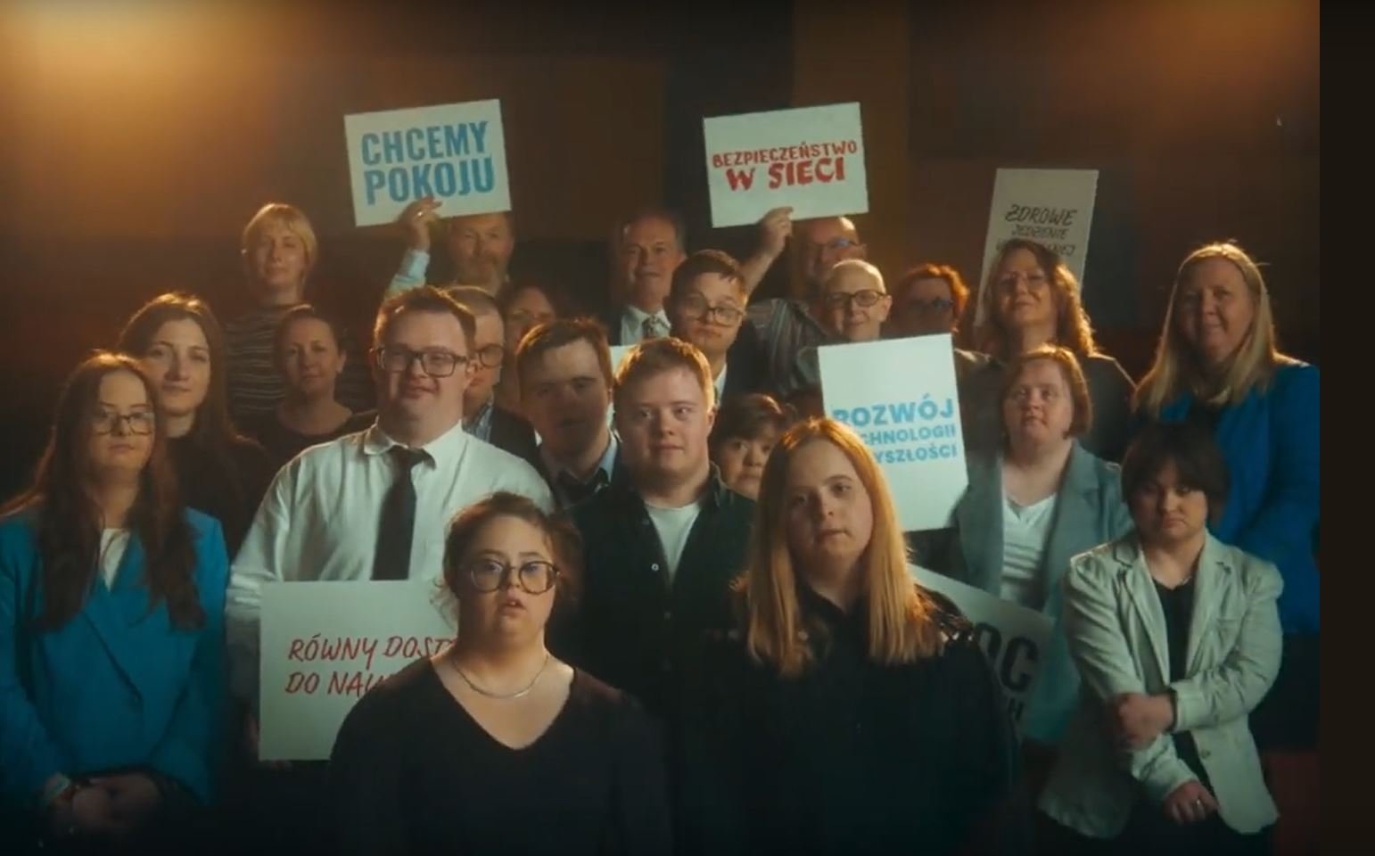 Zdjęcie ze spotu https://www.youtube.com/watch?v=ofw4A5z05jE