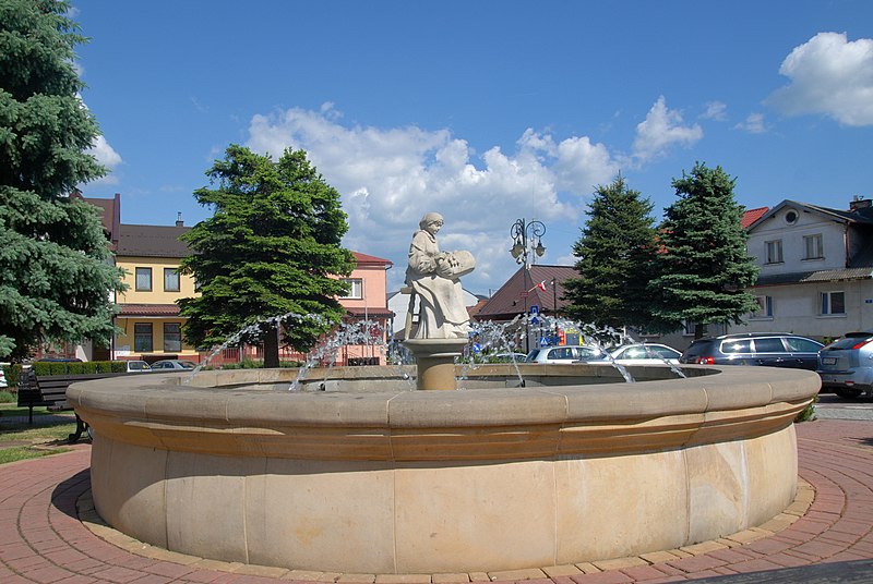 Rynek  w Bobowej z fontanną koronczarki (fot. Henryk Bielamowicz/Wikipedia)