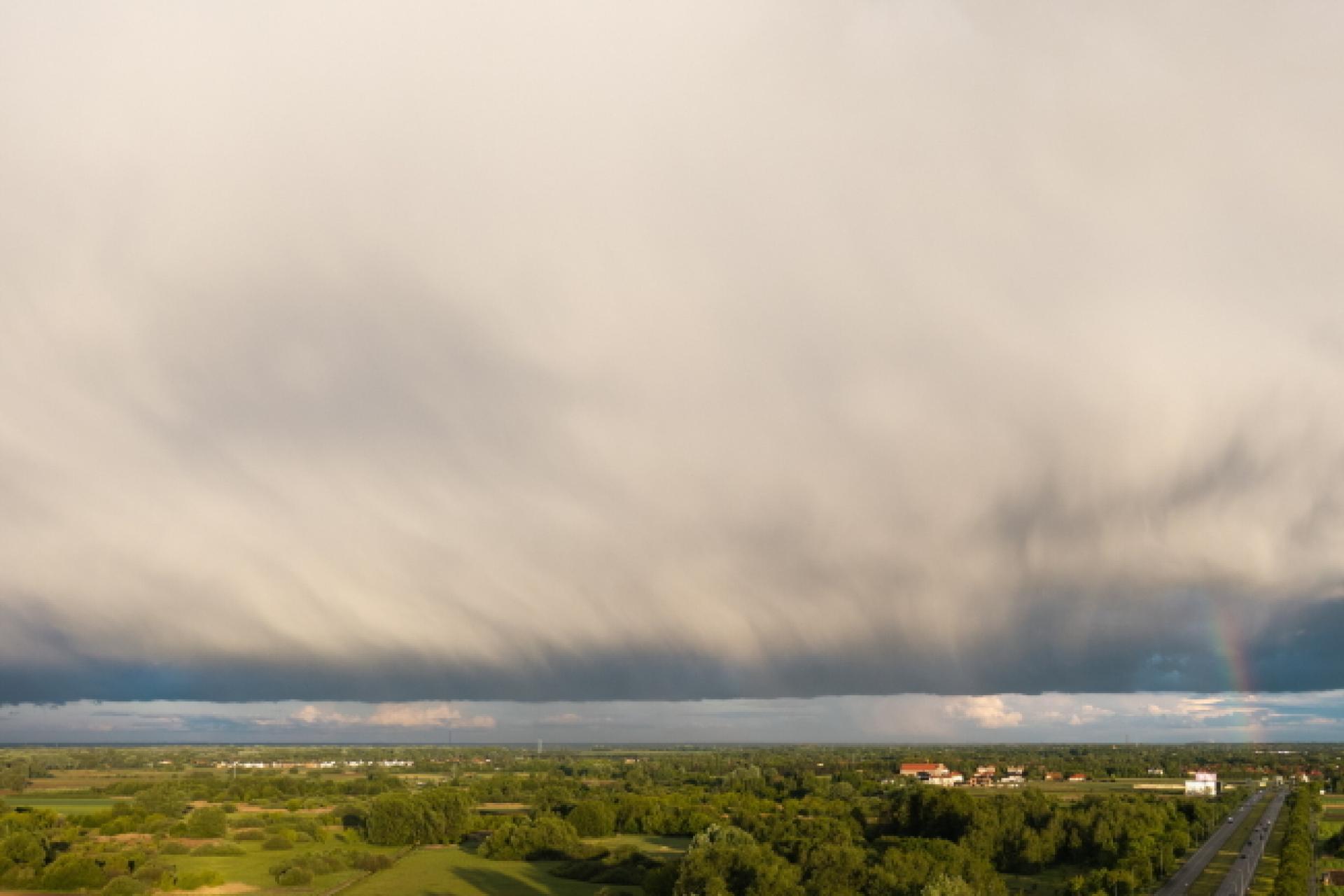 W Małopolsce chmury, deszcz i burze z silnym wiatrem