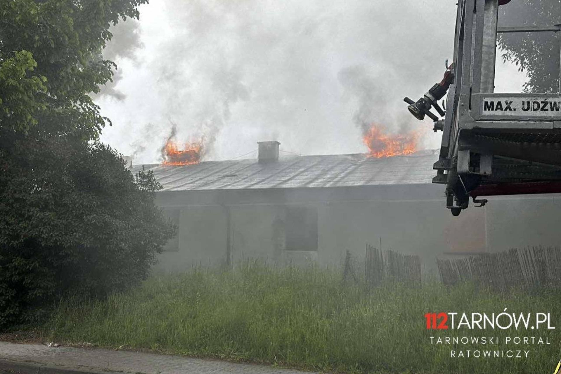 Duży pożar w Tarnowie. Płoną pomieszczenia magazynowe