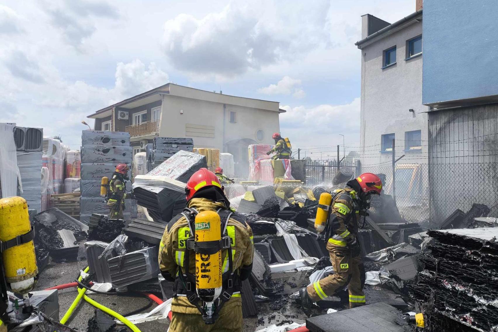 Tarnów: strażacy opanowali pożar niedaleko centrum miasta [ZOBACZ ZDJĘCIA]