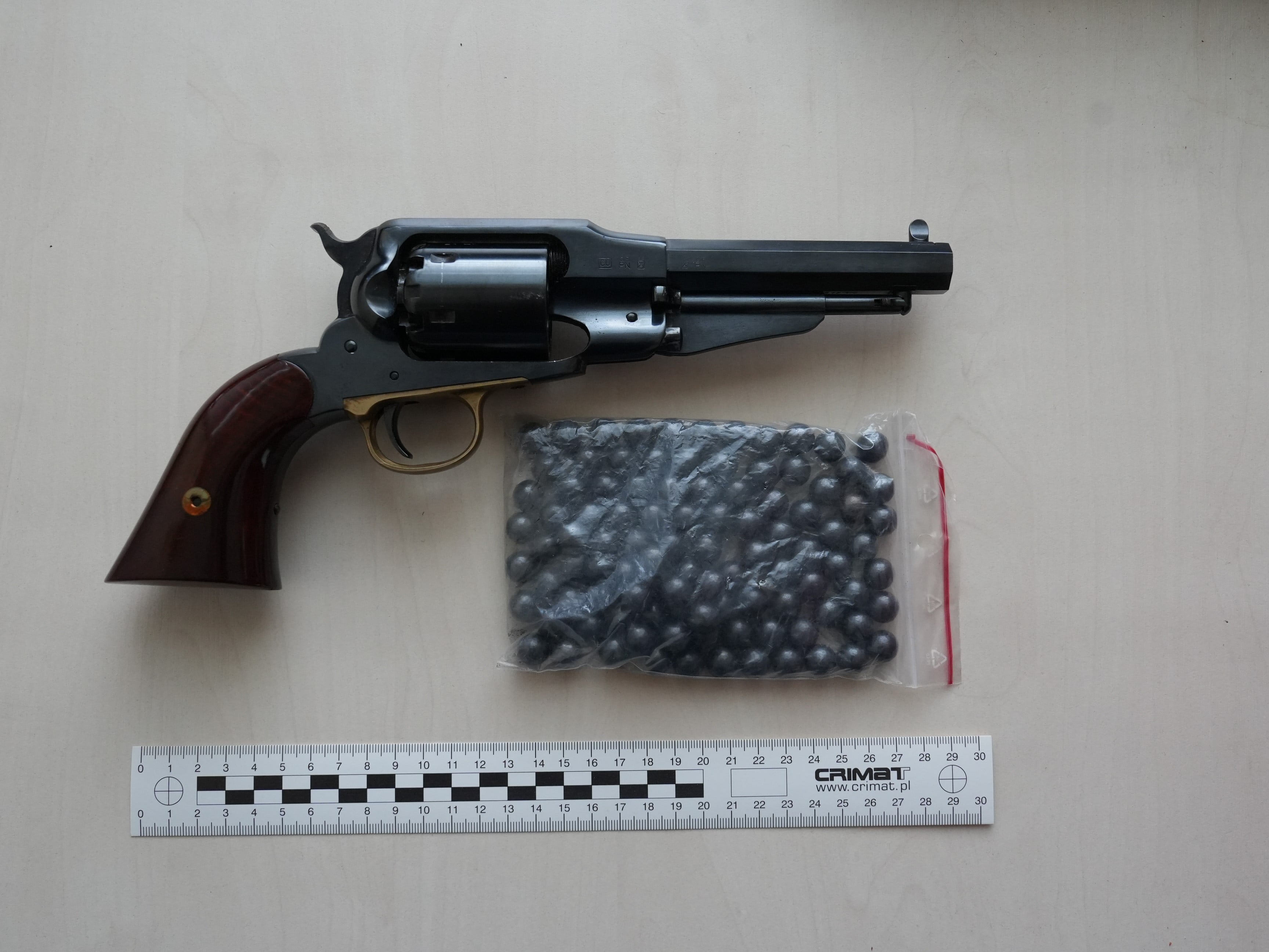 Broń znaleziona w mieszkaniu podejrzanego. Fot. małopolska policja