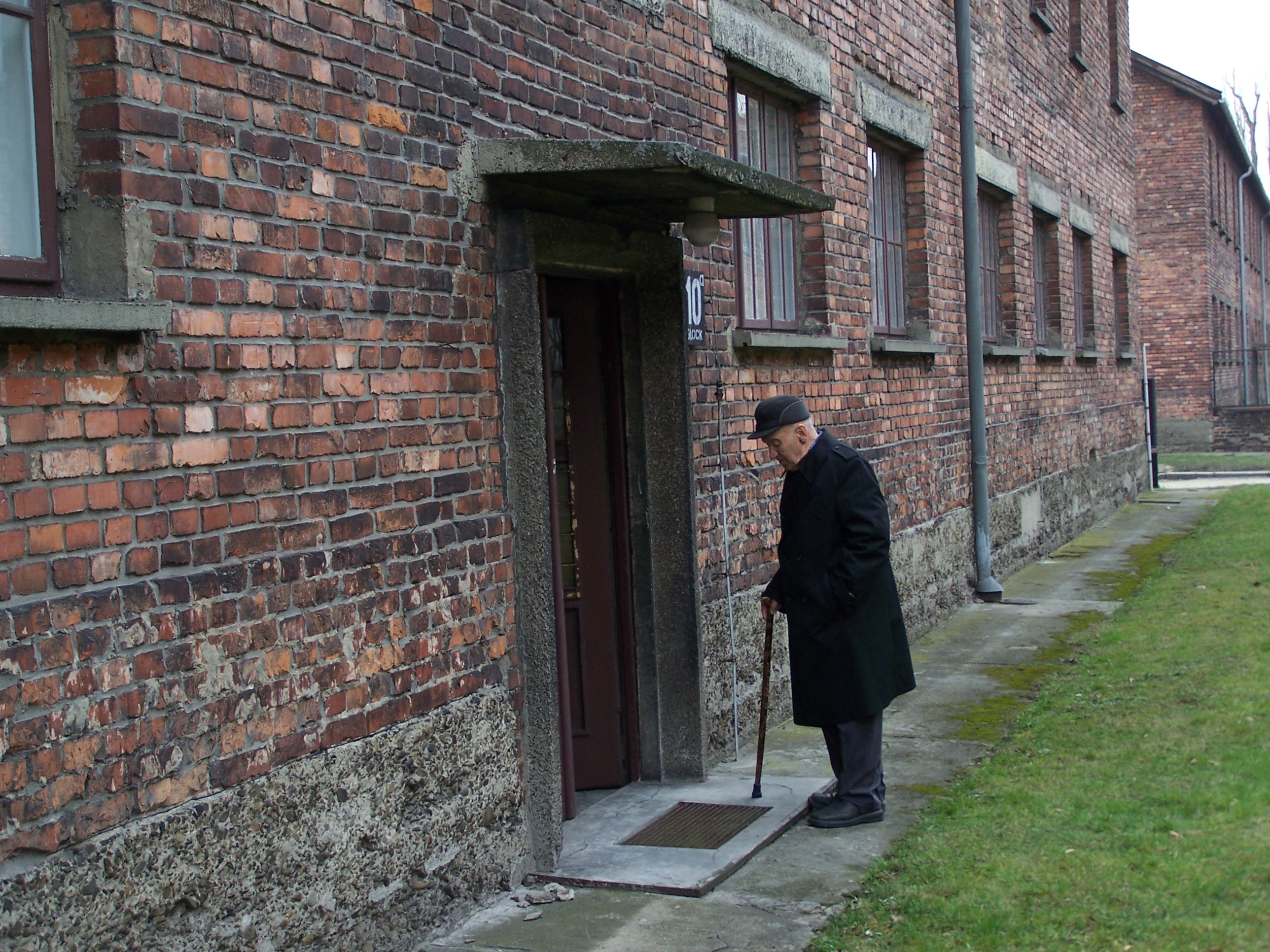 Po latach... przed Blokiem Nr 10 w 