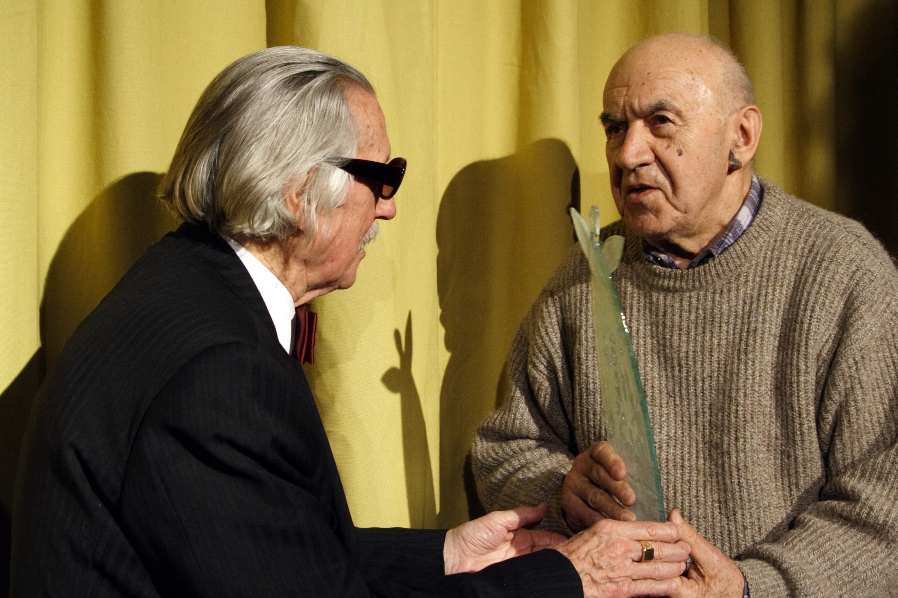 Tadeusz Sobolewicz (więzień KL Auschwitz) wręcza E. Daczyńskiemu statuetkę 