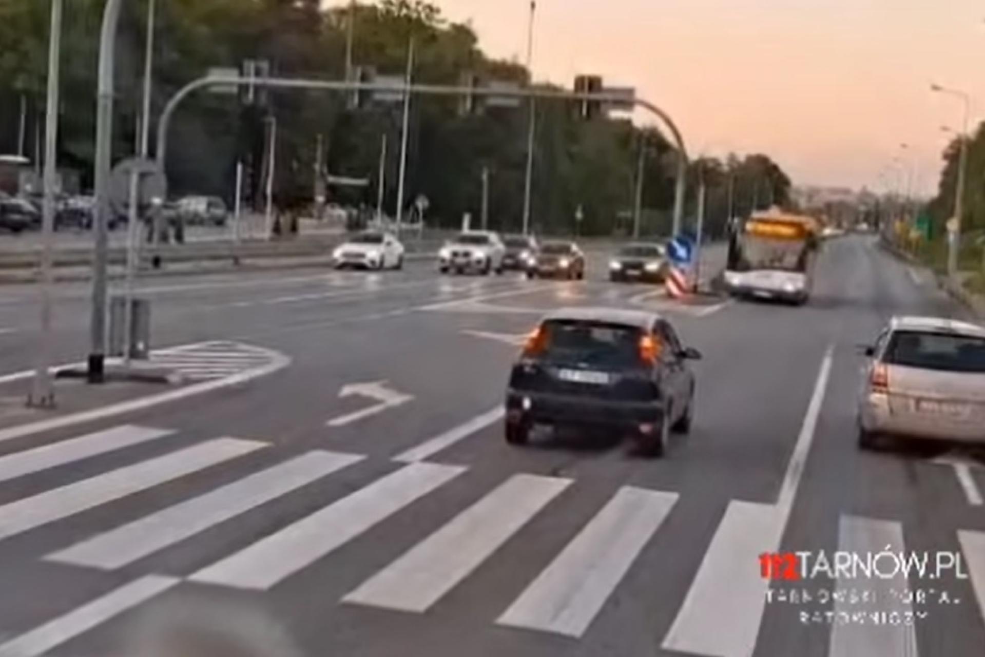 Autobus komunikacji publicznej jechał pod prąd na drodze krajowej 94 pod Tarnowem. WIDEO