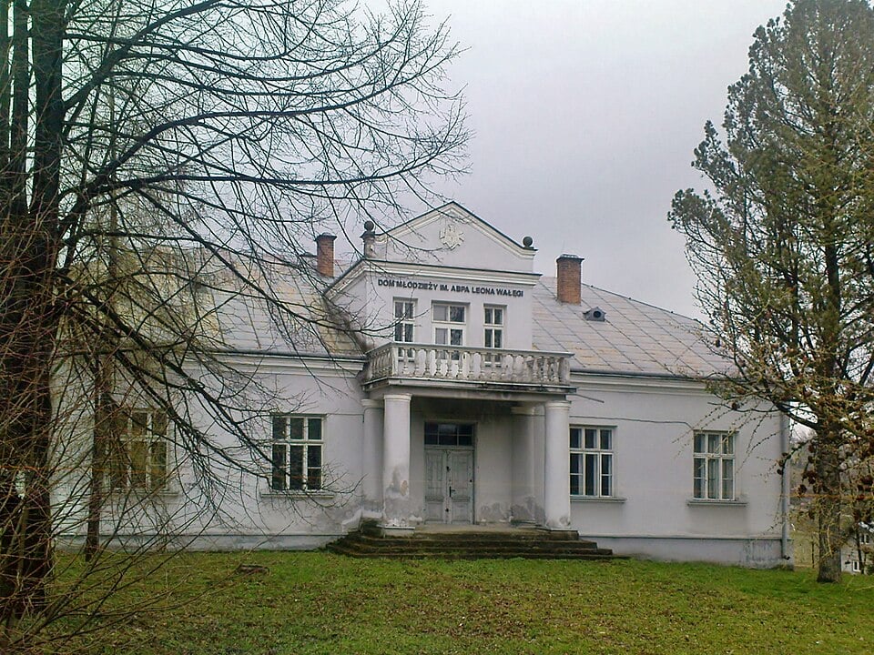 Budynek starej plebanii, obecnie Dom Młodzieży im. abpa Leona Wałęgi (fot. Henryk Żychowicz/Wikipedia)