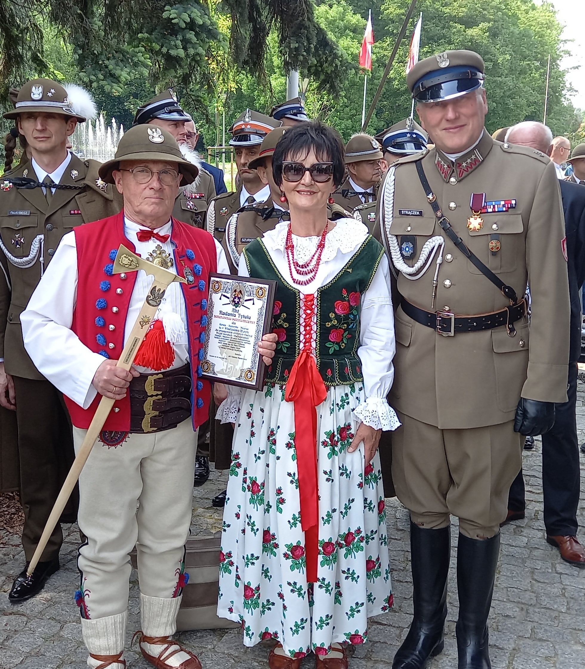 Honorowy Podhalańczyk 2023 - Władysław Motyka z małżonką Anną. Z prawej inspektor Związku Strzeleckiego Marek Strączek.