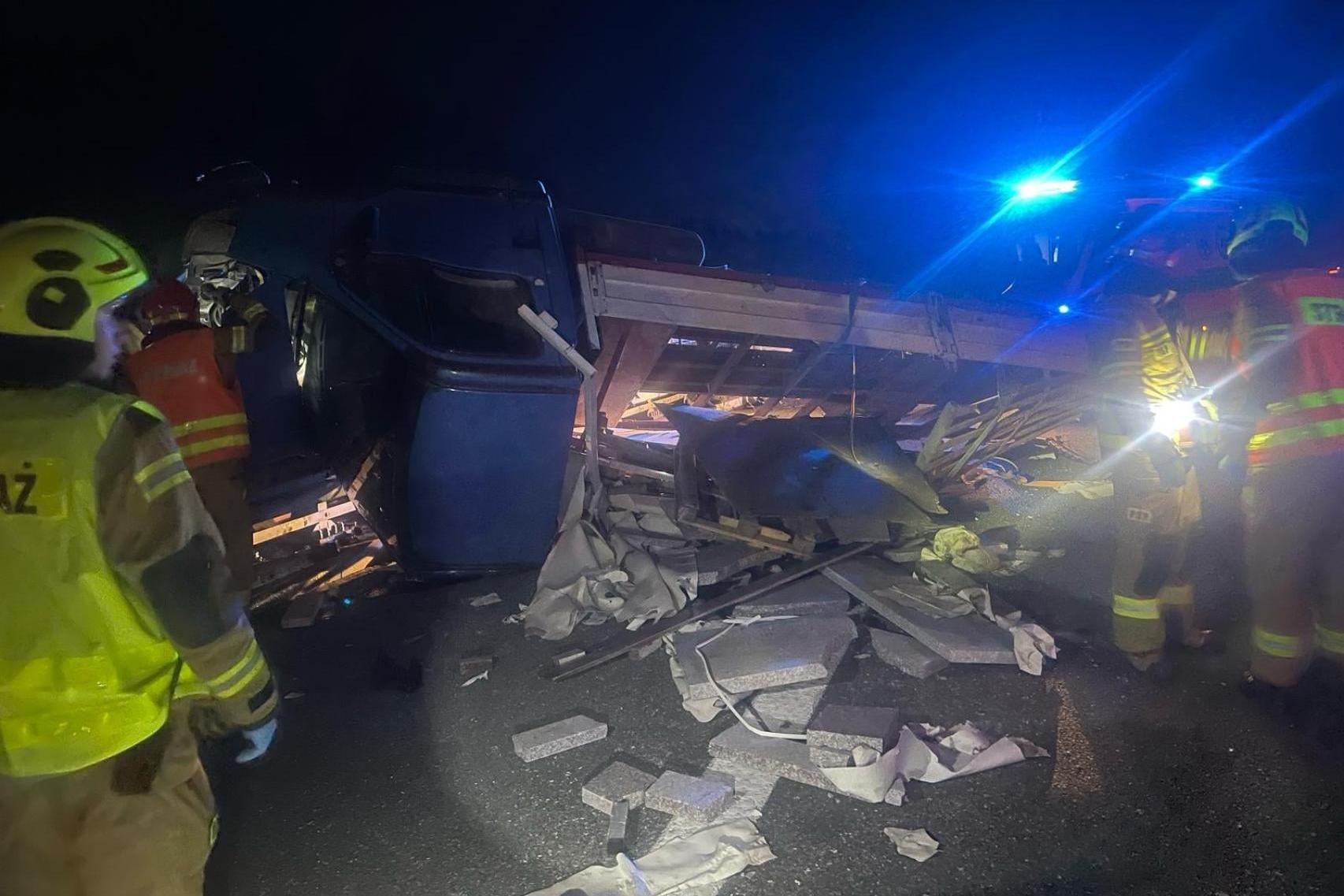 Ciężarówka przewożąca płyty granitowe dachowała na tarnowskim odcinku autostrady A4