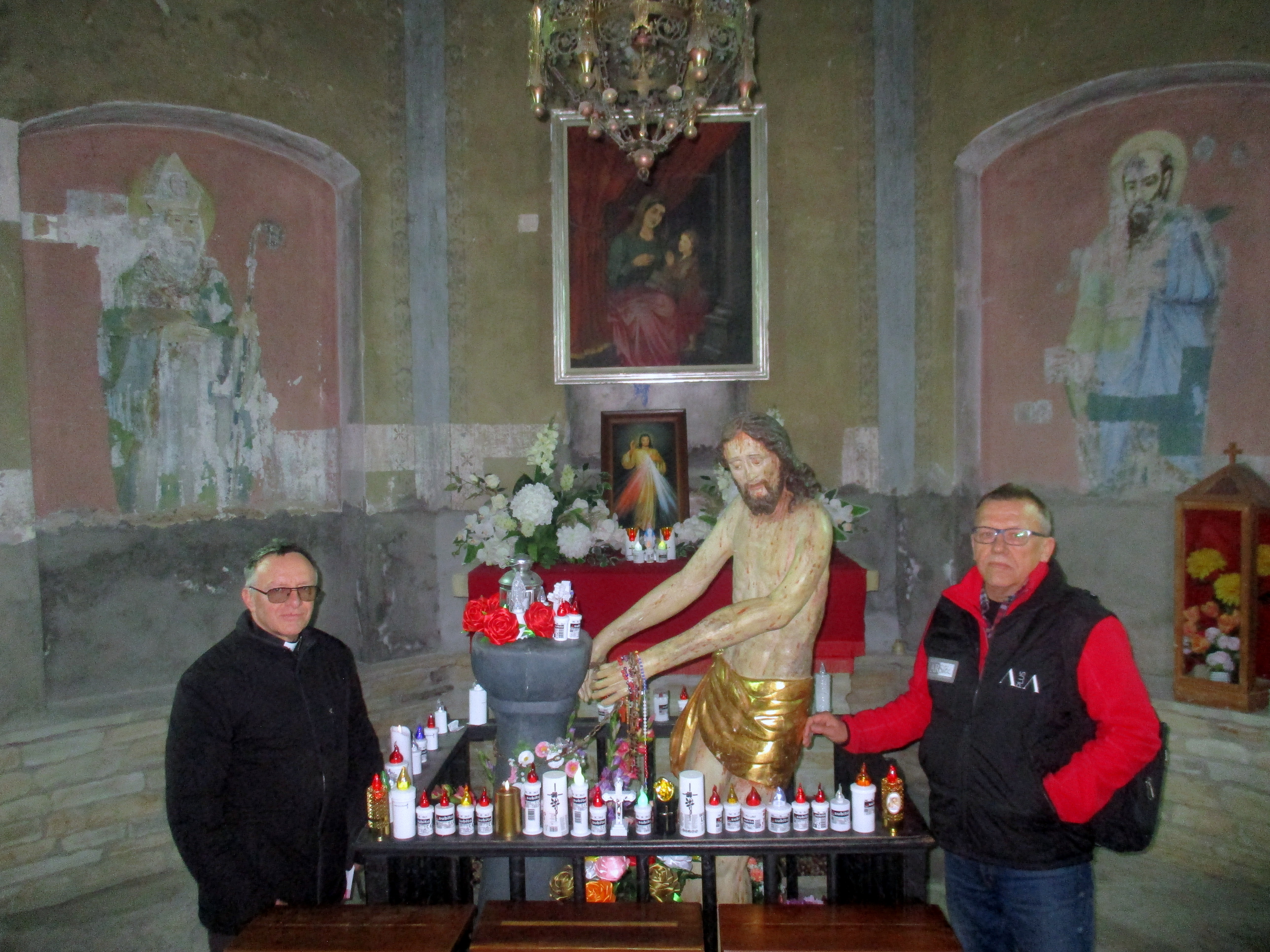 ks. E. Myszkowski i J.S. Stec w kaplicy św.Anny