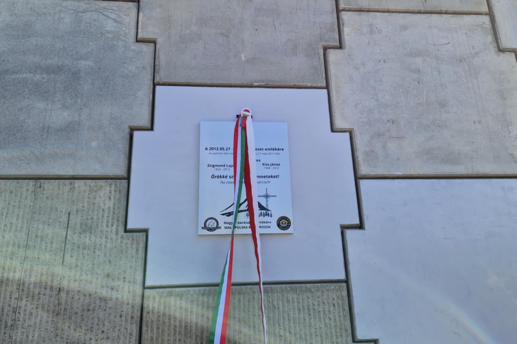 Tablica upamiętniająca ofiary wypadków na Zakopiance/ Fot. Ola Sobczak.