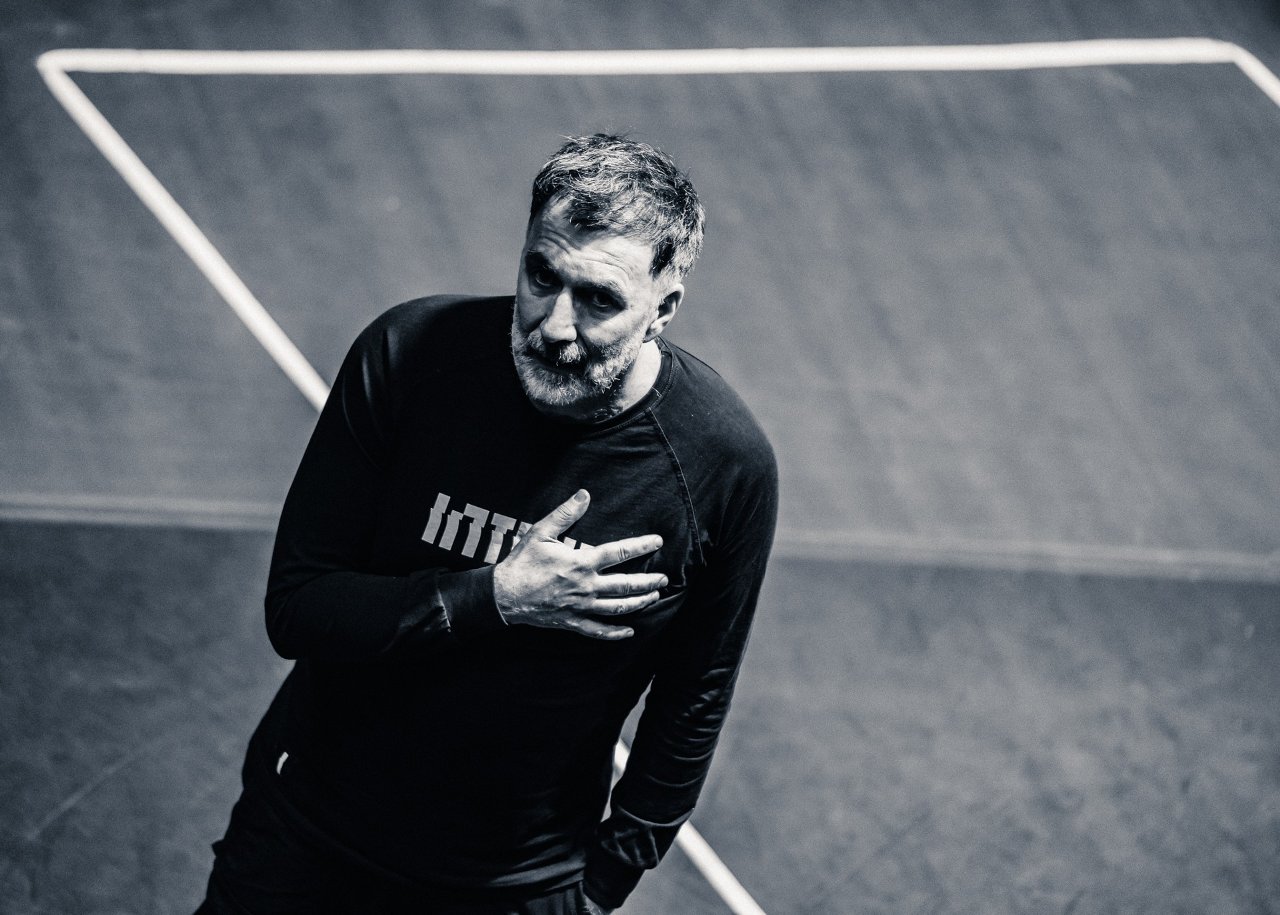 Radosław Krzyżowski podczas próby przed premierą 