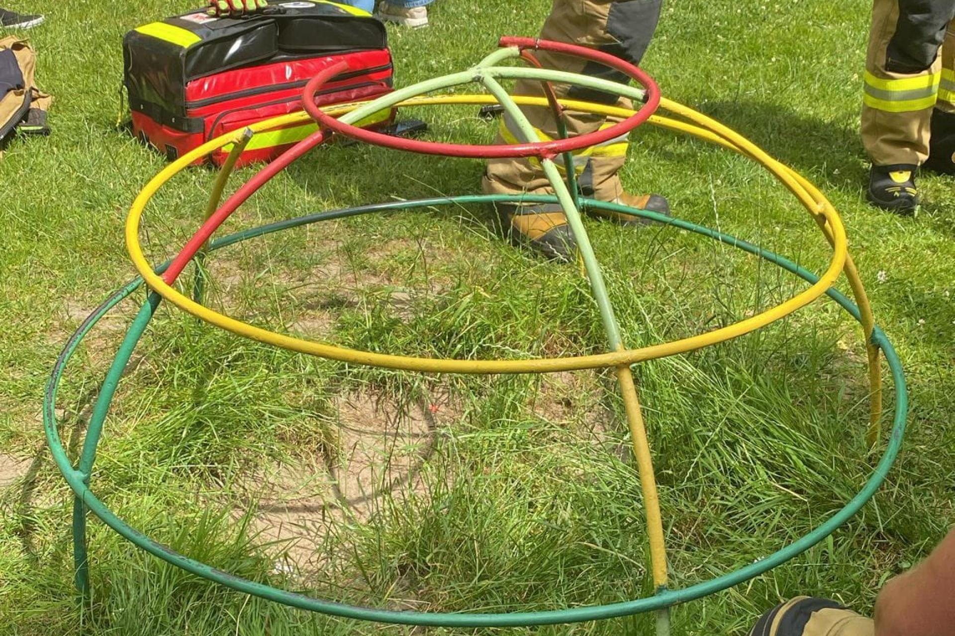 Dziecko utknęło w z konstrukcji na placu zabaw