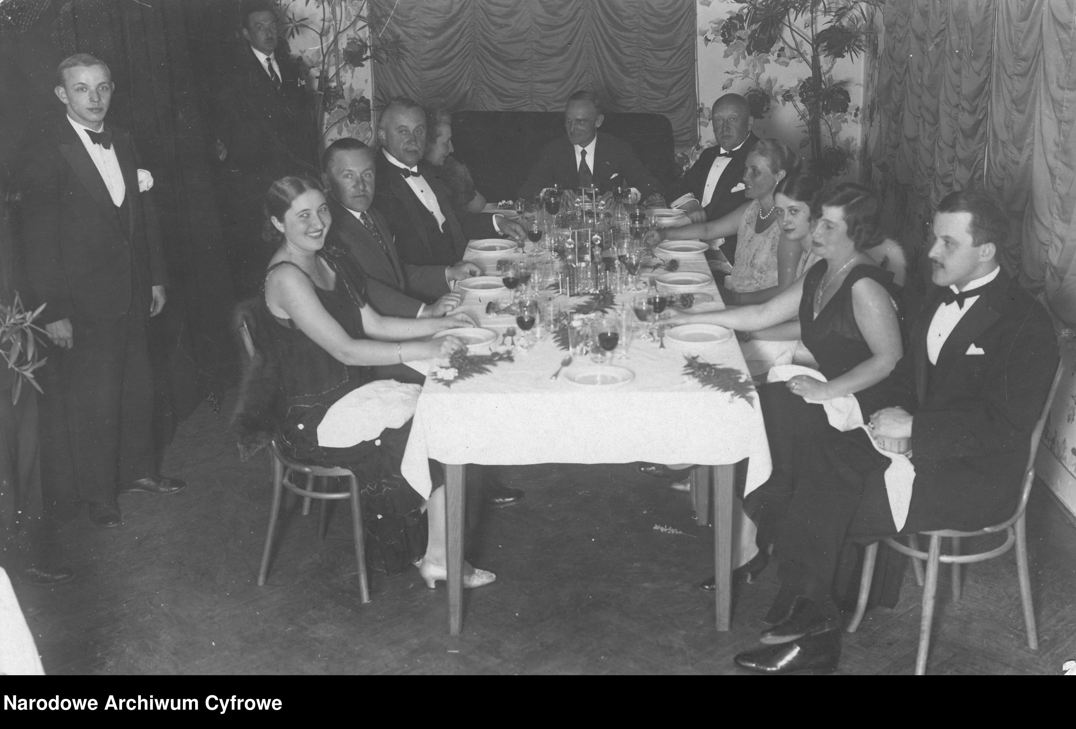 Przyjęcie u właściciela Truskawca Rajmunda Jarosza. Siedzą od lewej: pani Jarosz, gen. Tadeusz Piskor, Rajmund Jarosz, pani Łodzińska, kpt. Kamiński, starosta Łodziński, Maria Piskor, pani Bogudzka, pani Kamińska, Roman Jarosz. / NAC