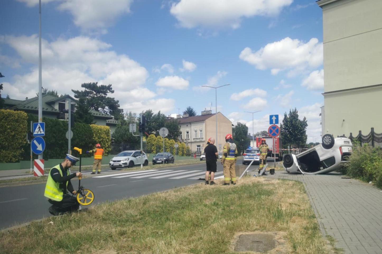 Groźny wypadek w centrum Tarnowa. Dwie osoby trafiły do szpitala