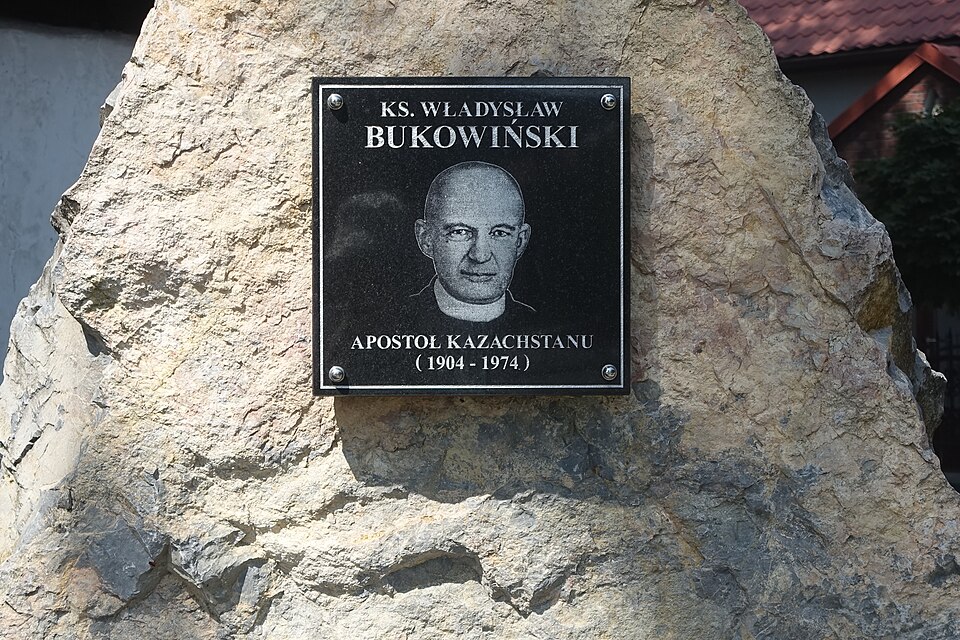  bł. ks. Władysław Bukowiński pomnik w Rudawie przed kościołem Wszystkich Świętych (fot. Henry39/Wikipedia)