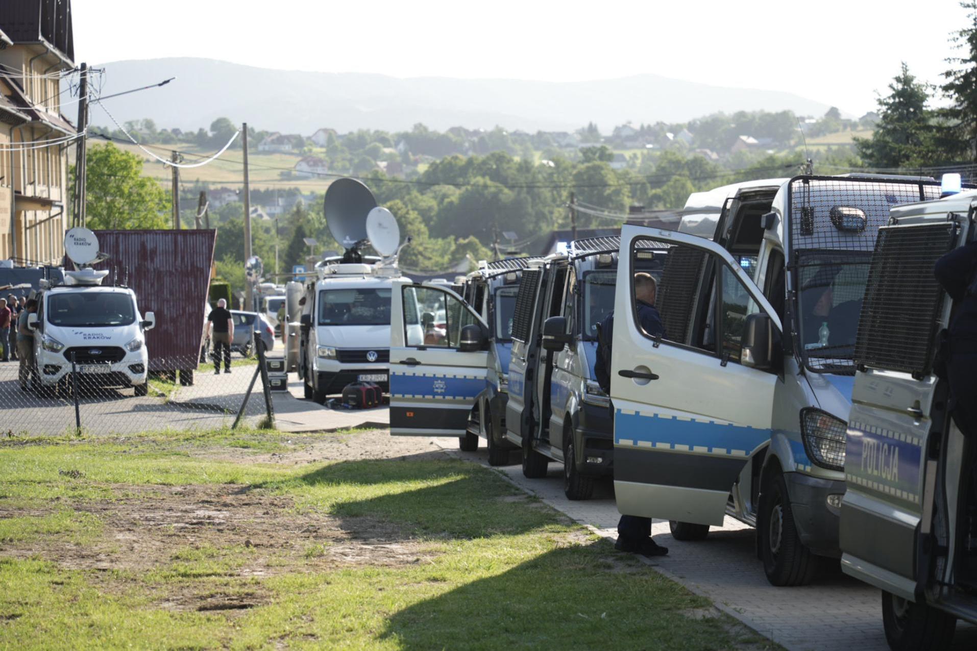 Zabójstwo w Starej Wsi. Policja ostrzega: nie wchodźcie do lasów