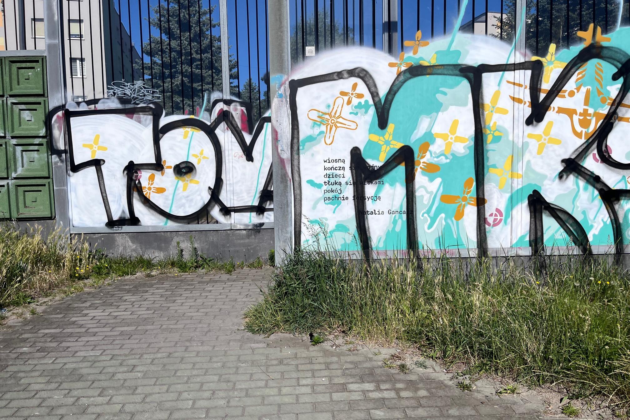 Zniszczone poetyckie graffiti/ Fot. Radio Kraków.