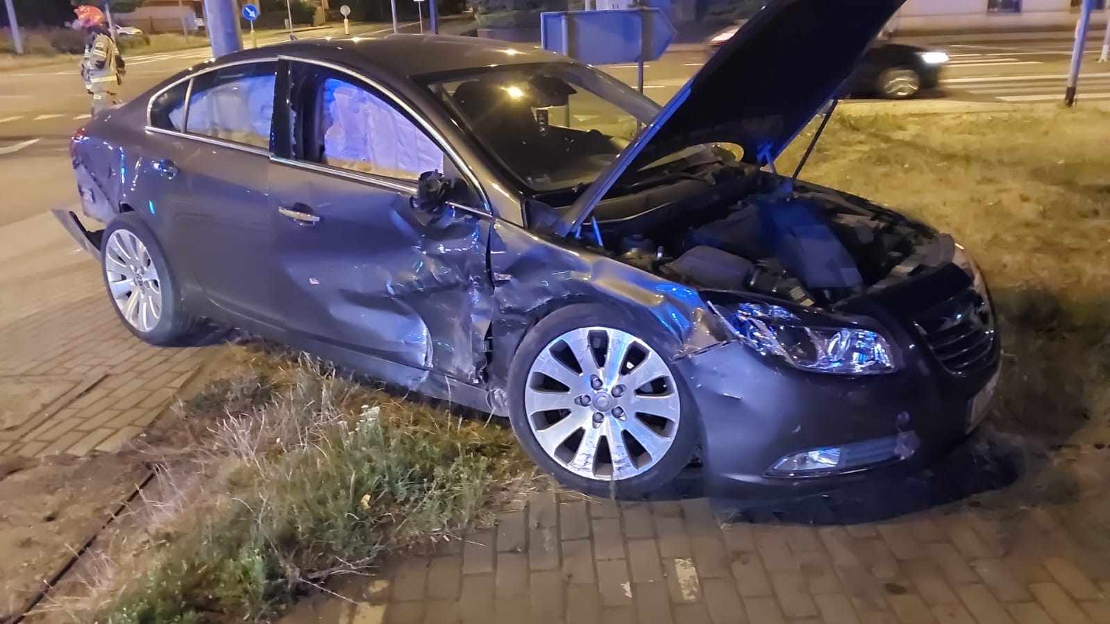 Zniszczony samochód. / fot: PSP Tarnów