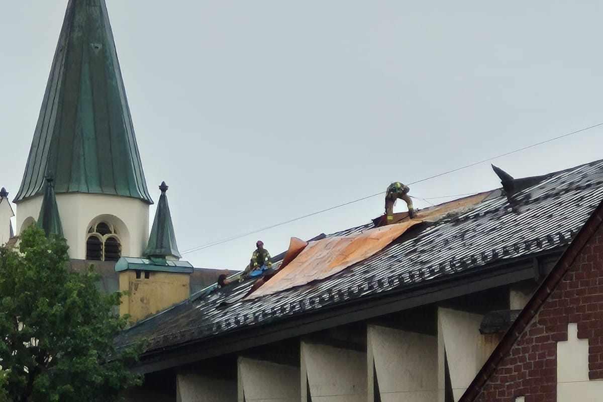 Uszkodzony dach kościoła św. Jakub w Brzesku/ Fot. PSP Brzesko