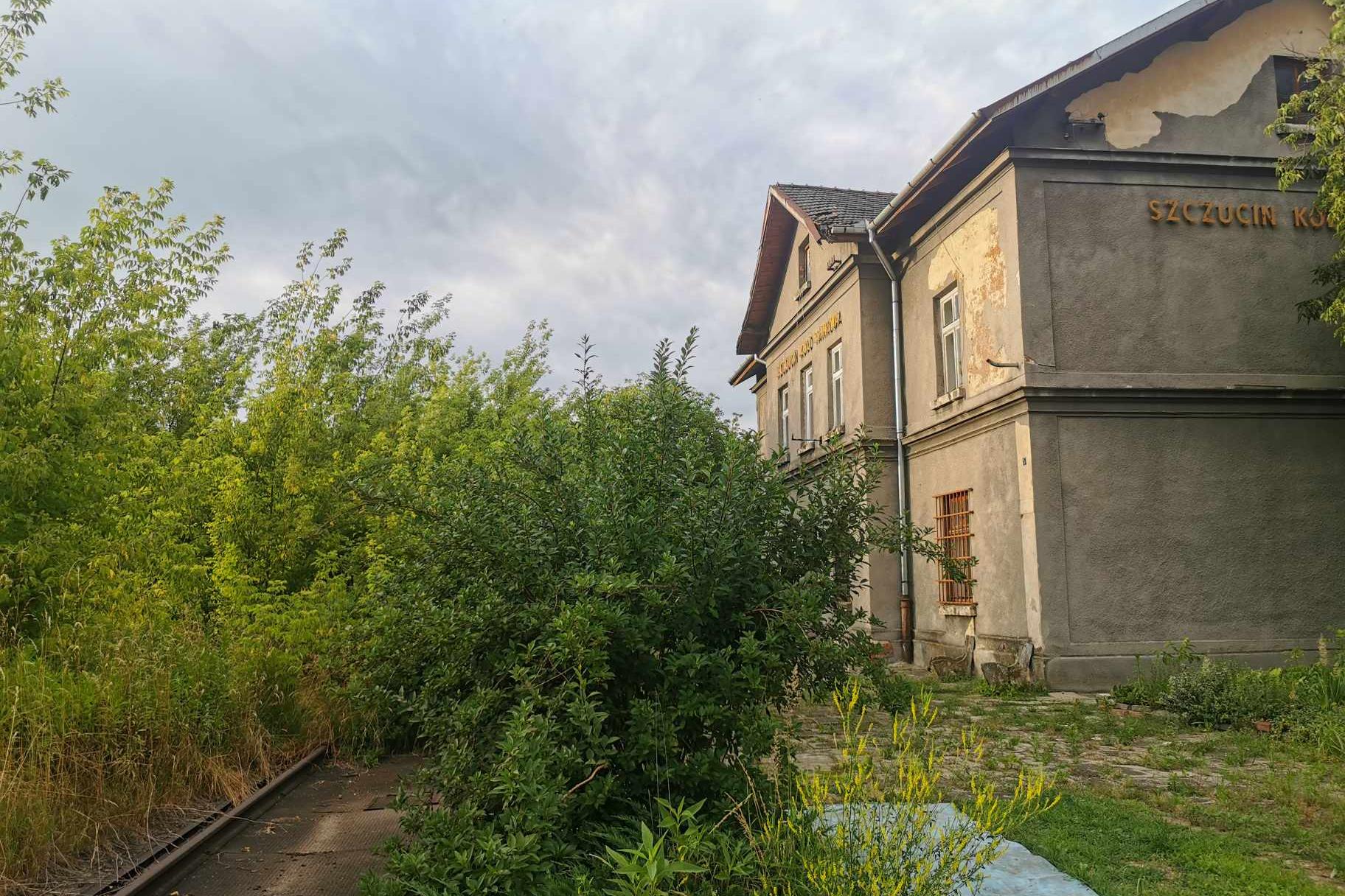 Budynek stacji kolejowej w Szczucinie/ Fot. Bartłomiej Maziarz.