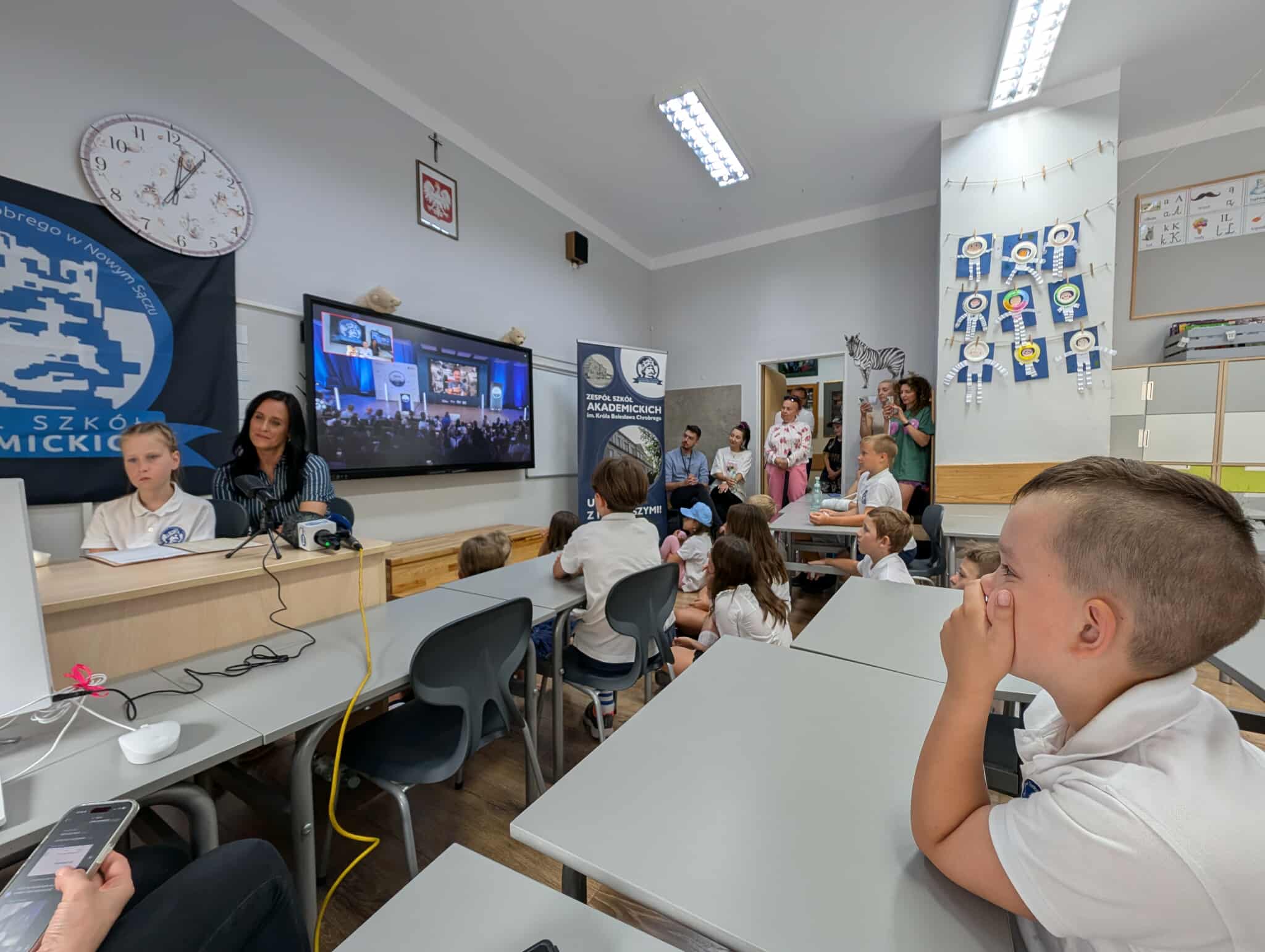 Dzieci miały okazję oglądać połączenie z polskim kosmonautą. Fot. B. Niemiec