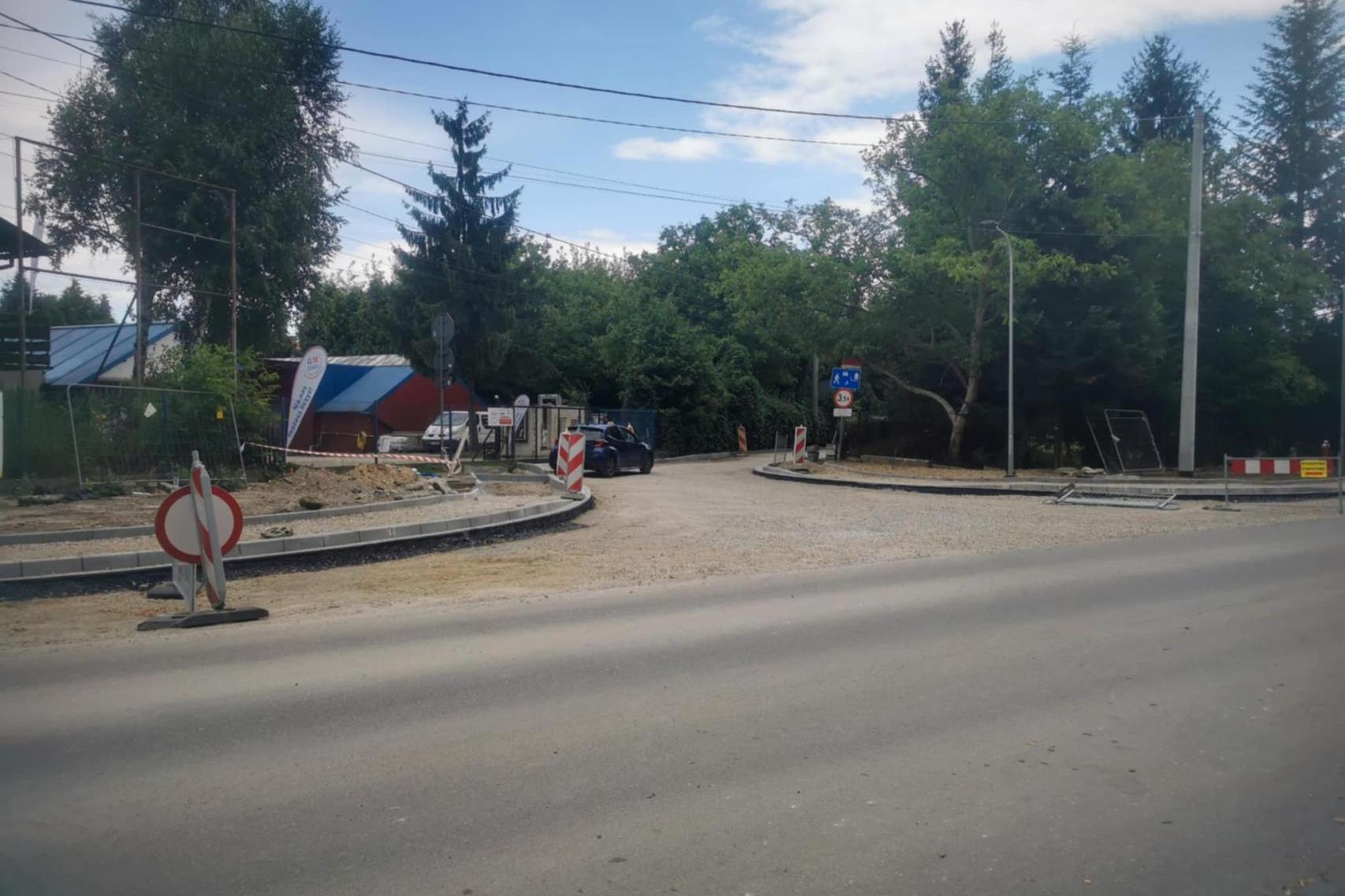 Był szeroki wjazd, powstał wąziutki przesmyk. Kolejny absurd na remontowanej ulicy Tuchowskiej