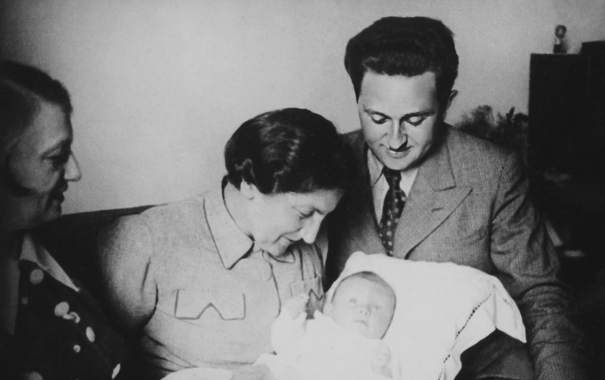 Łucja, Henryk i ich nowo narodzona córka Elżbieta. Fotografia ze zbiorów rodziny, prawdopodobnie Kraków 1938. / ŻMG