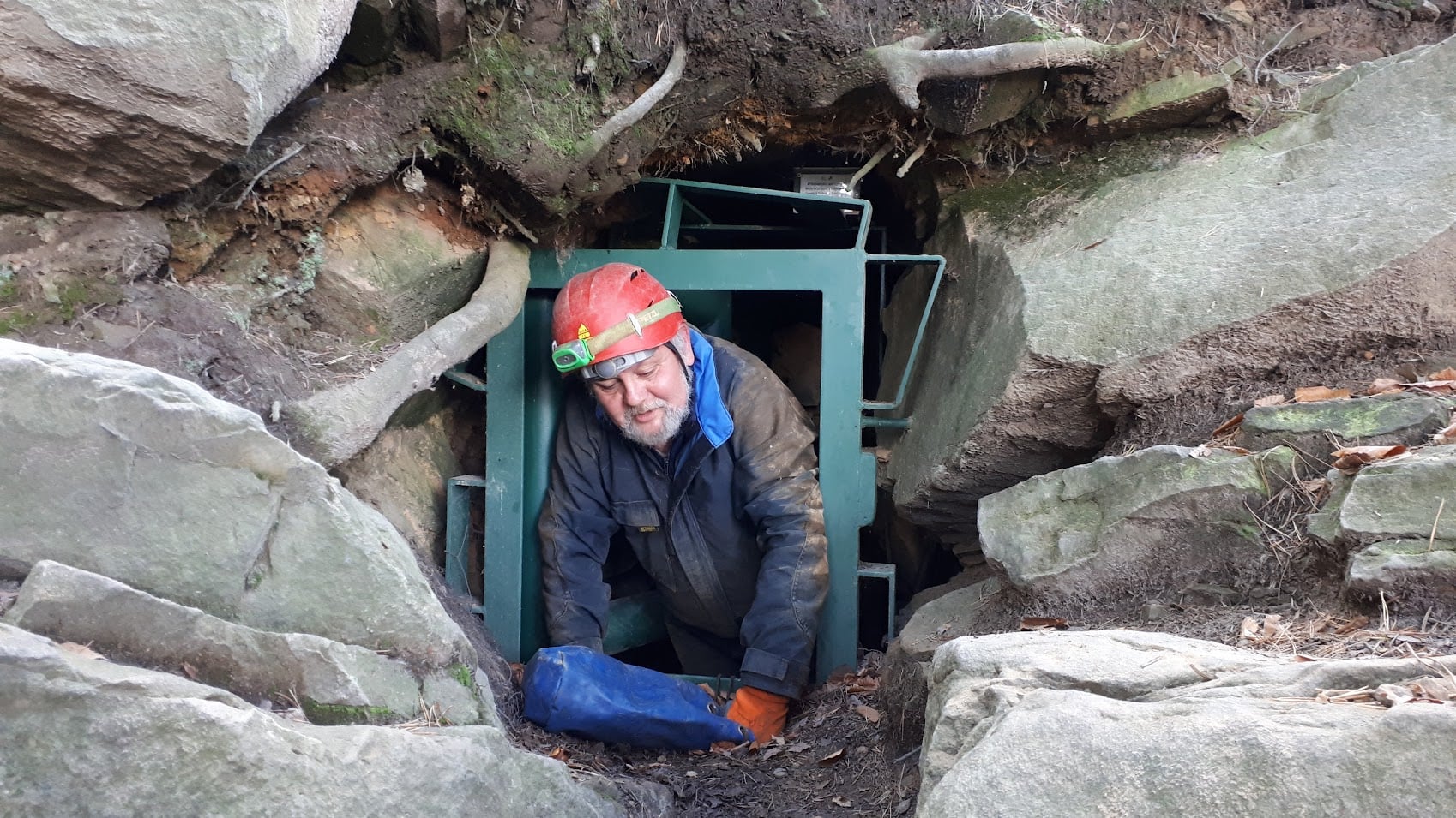 Jan Urban w otworze Diablej Dziury na Pogórzu Rożnowskim podczas 55. Sympozjum Speleologicznego, październik 2021 r. (fot. J. Ganszer)