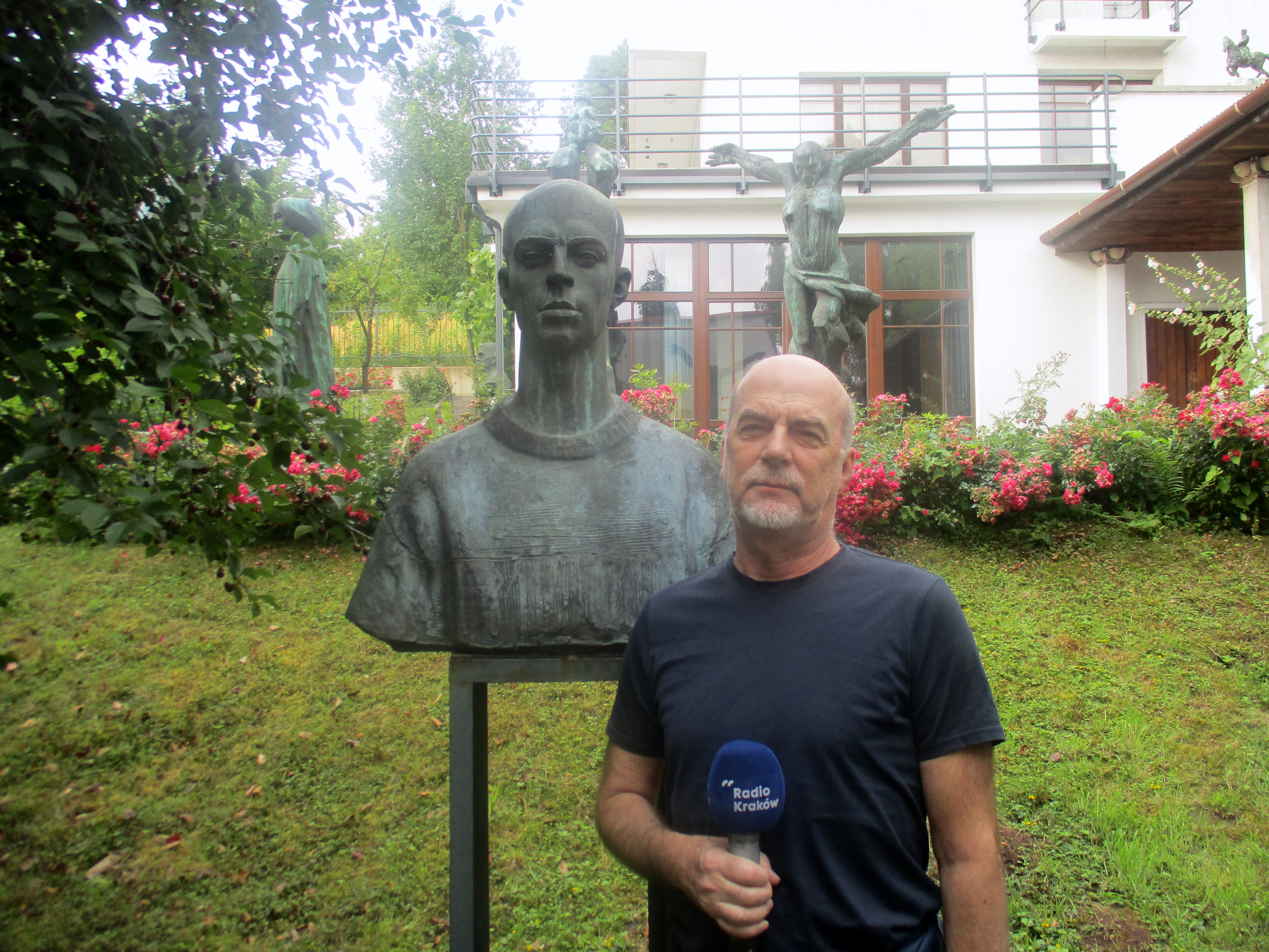 Filip Konieczny przy swoim portrecie z 1988 r.