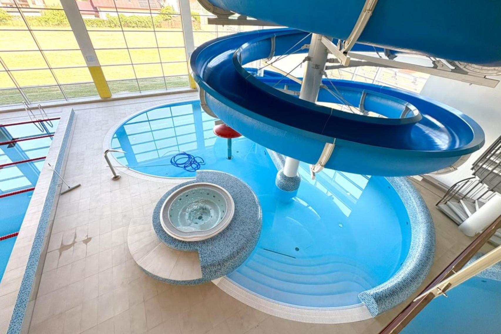 Końcowe odliczanie przed otwarciem odnowionego basenu w Brzesku