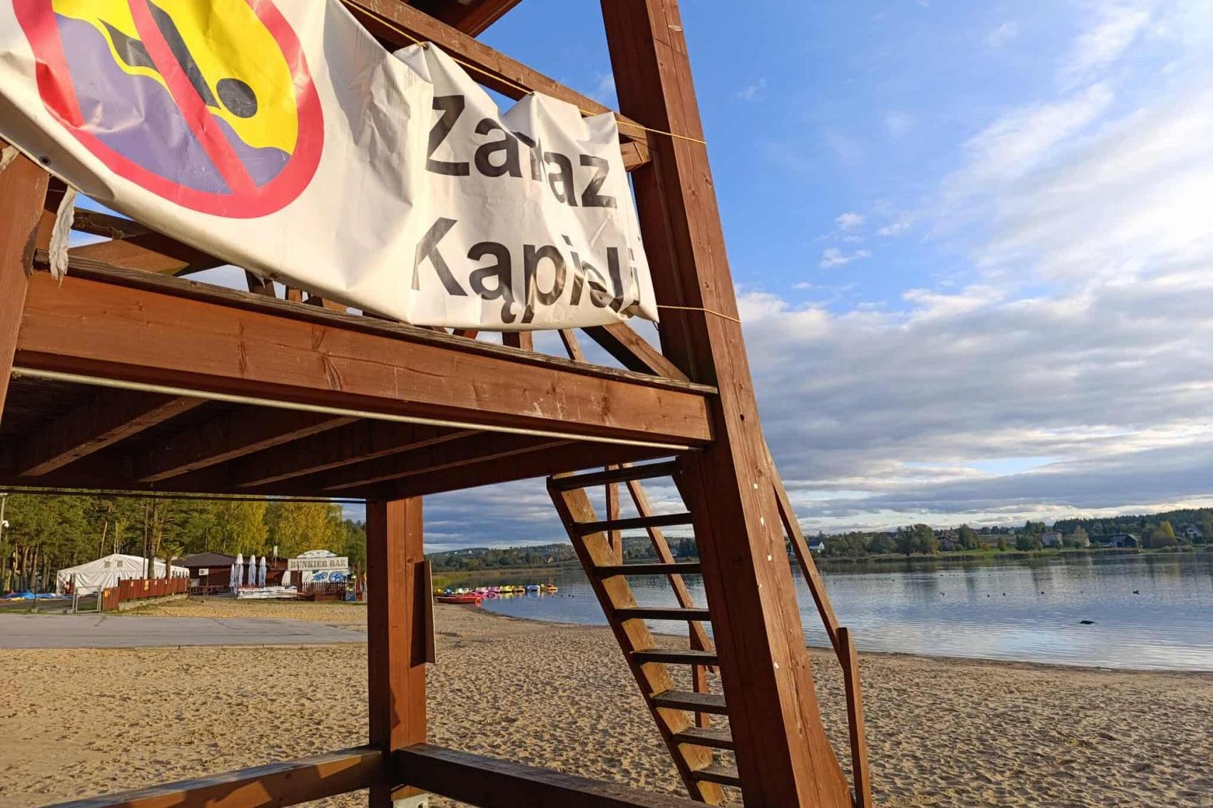 Czerwona flaga nad zalewem Chechło. Woda skażona