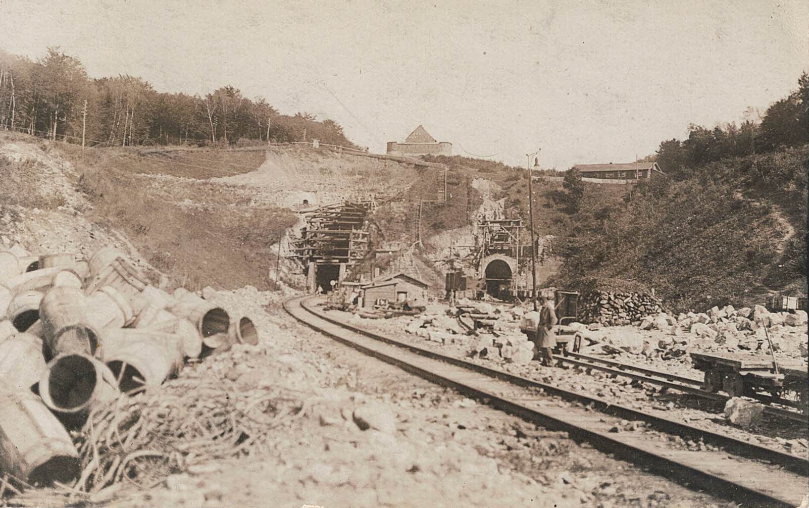 Tunel na linii kolejowej z Dąbrowy Górniczej do Dęblina, około 1916 roku (fot. ze zbiorów M.Piotrowskiego)
