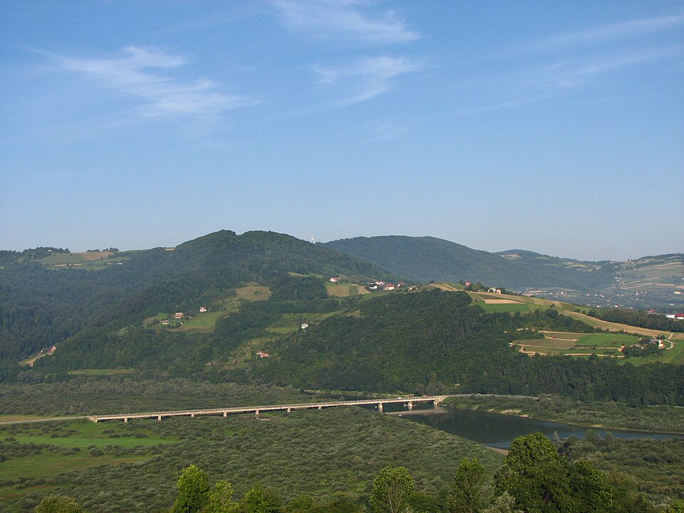 Białowodzka Góra (616 m) – szczyt Beskidu Wyspowego na wschodnim krańcu Pasma Łososińskiego (fot. Krzysztof Lasoń/Wikipedia)