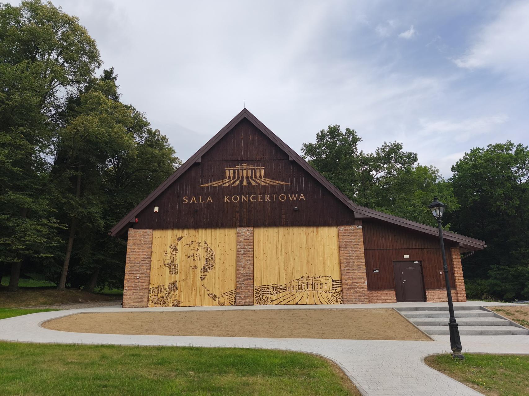 Centrum Paderewskiego z koncertami na 35 lecie i muralem