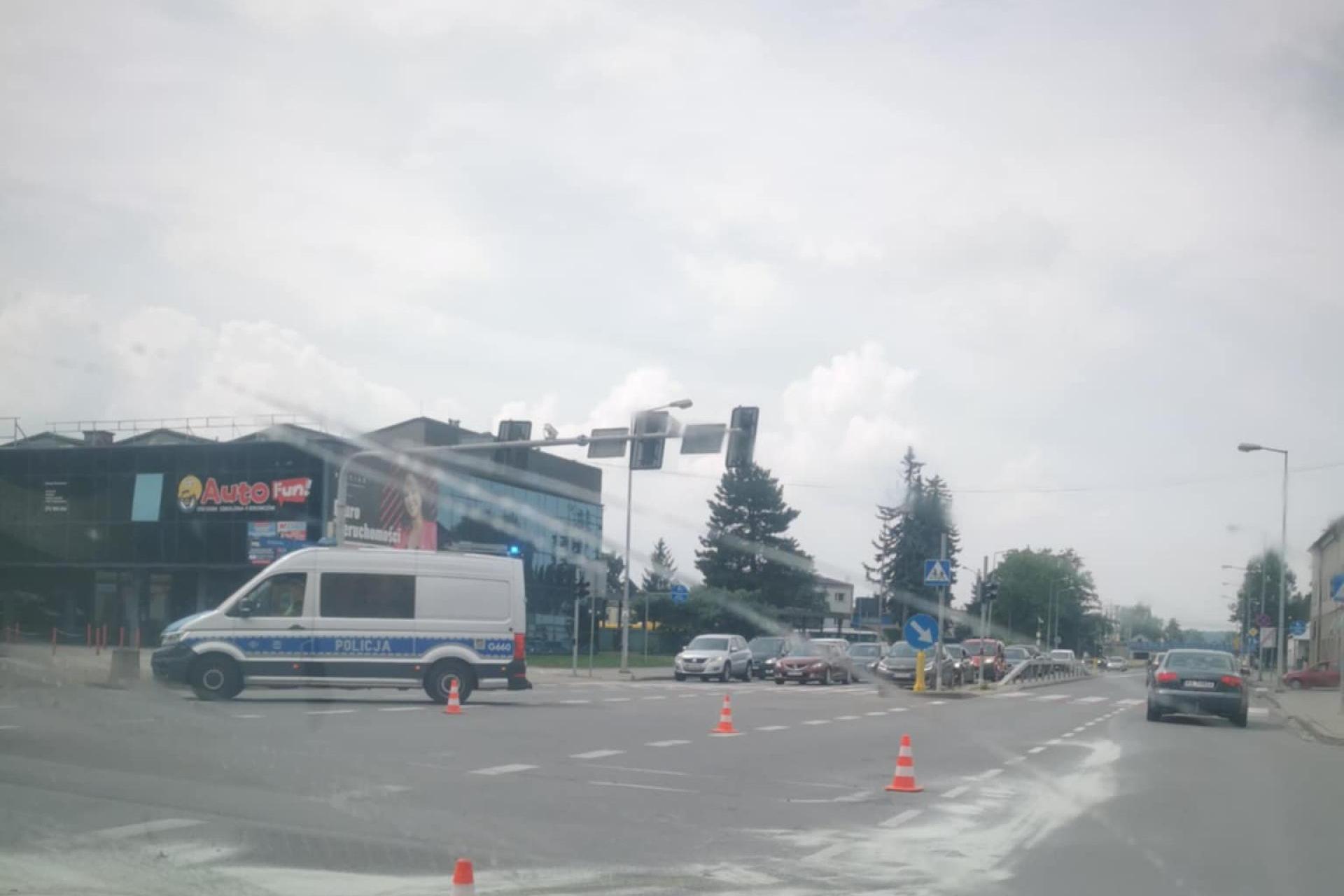Wypadek w centrum Tarnowa. Policja poszukuje mężczyzny, który prawdopodobnie brał udział w zdarzeniu