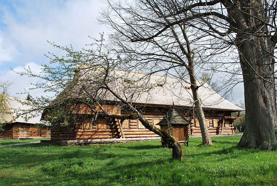 Dwór Moniaków (fot. Leszek Janiszewski/Wikipedia)