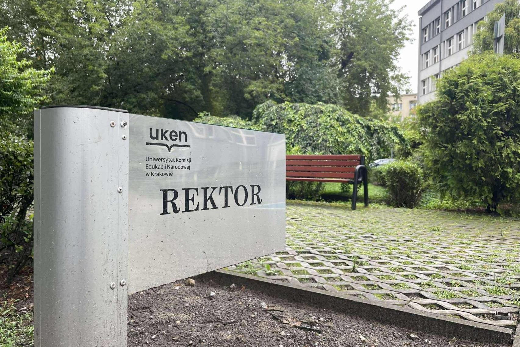 Odwołany rektor UKEN przez cały czas pełni swoją funkcję. Nie uznał decyzji ministra