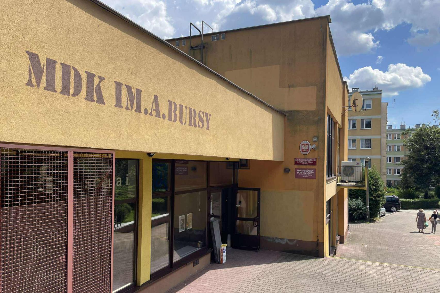 XXI LO w Krakowie bez siedziby. Uczniowie w spektrum autyzmu i seniorzy będą dzielić budynek