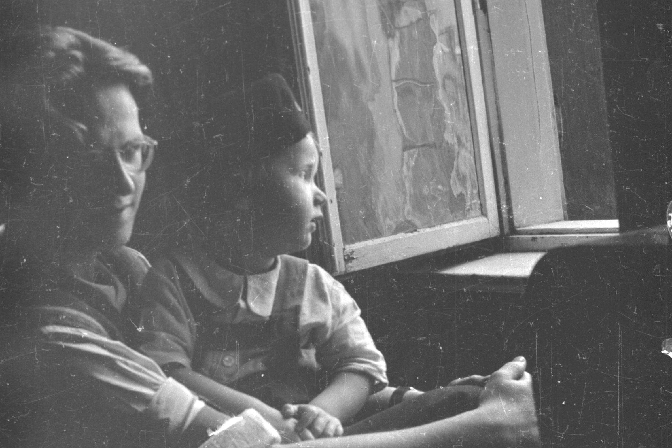 Powstanie Warszawskie - nierozpoznana kobieta z dzieckiem / źródło: Narodowe Archiwum Cyfrowe