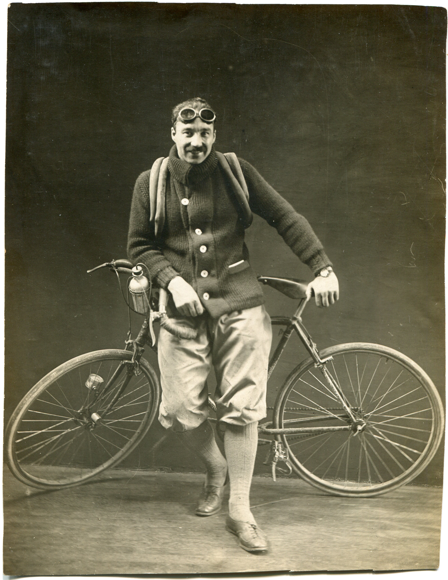 August Zamoyski przed rajdem Paryż-Zakopane, Paryż, 1925, fot. Pierre Choumoff, Muzeum Literatury im. Adama Mickiewicza w Warszawie 