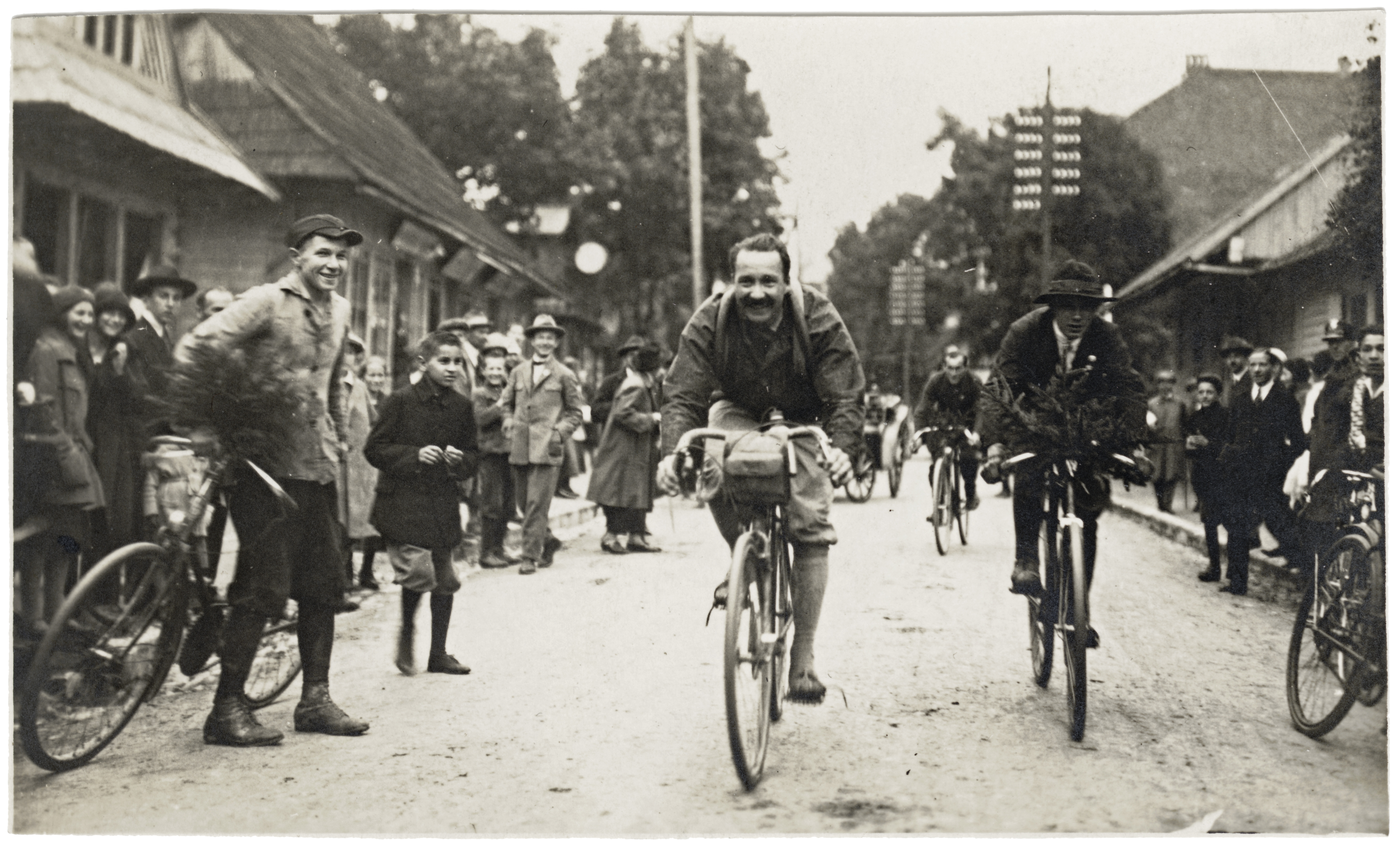Wjazd Augusta Zamoyskiego do Zakopanego wieńczący jego 21-dniowy rajd rowerowy z Paryża, 28 VIII 1925, fot. Henryk Schabenbeck, Muzeum Literatury im. Adama Mickiewicza w Warszawie 