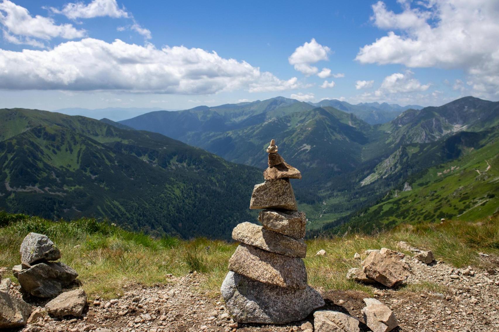 Układają kopczyki z kamieni w górach, ale przyroda wcale nie ma z tego korzyści